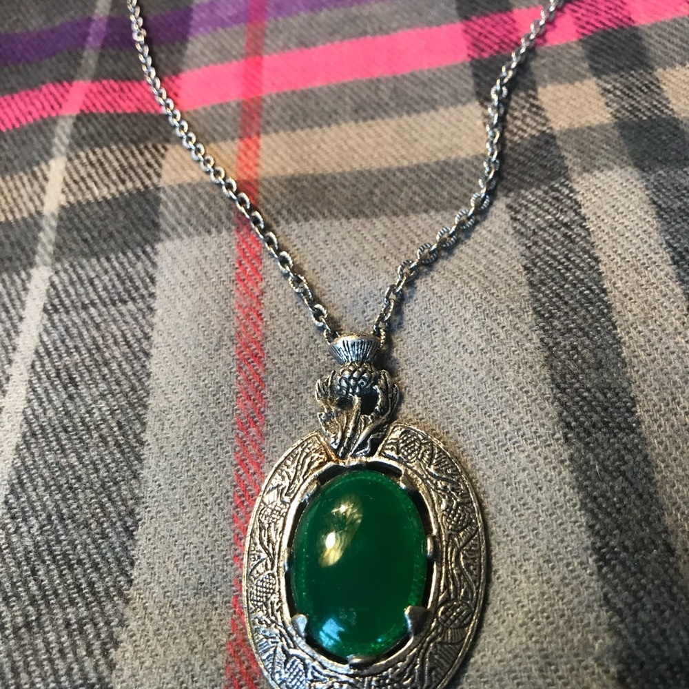 1980’s Costume green jeweled necklace